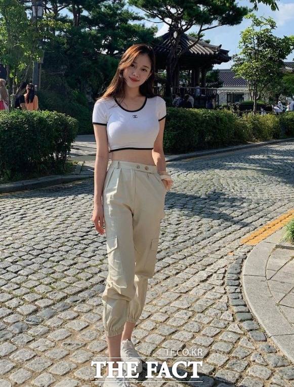 이소연은 지난해 3월 MBC 예능프로그램 ‘아무튼 출근’에 고교 졸업 후 A은행에서 일하는 9년차 은행원으로 출연해 화제를 모았다. 그는 방송 이후 은행에서 퇴사하고 인플루언서로 활동했다. 현재 이소연의 인스타그램은 비공개로 전환된 상태다.