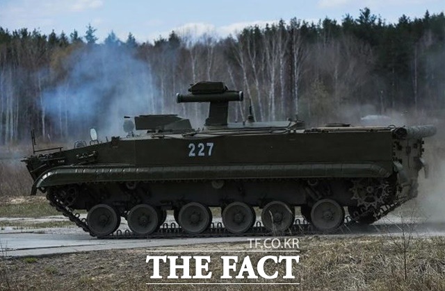 코넷-T 대전차 미사일 발사관을 장착한 러시아 BMP-3 장갑차가 기동하고 있다. /디펜스블로그