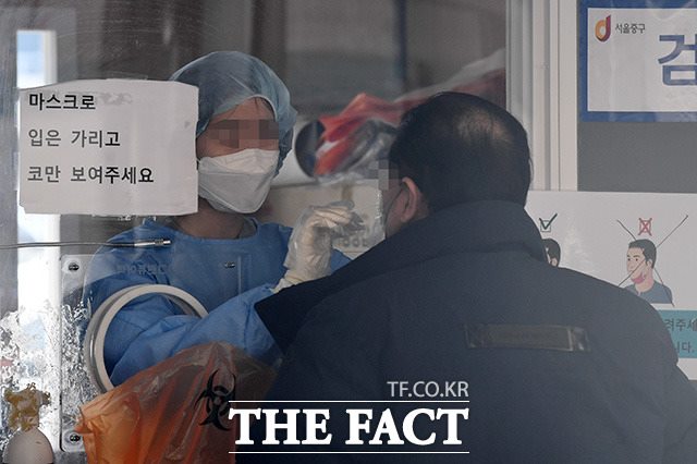 코로나19 먹는 치료제 팍스로비드를 복용한 확진자 10명 중 8명이 증상 호전을 경험했다고 평가했다. 사진은 한 시민이 서울역 광장 임시선별검사소에서 코로나19 검사를 받는 모습. /남용희 기자