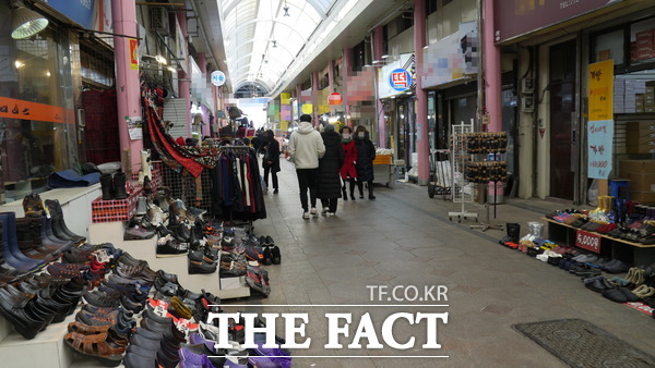 30일 오후 2시 40분께 인천 중구 신포국제시장. 구정을 앞두고 있지만 시장을 찾은 시민들은 많지 않았다. /인천=지우현 기자