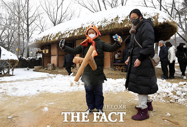 설 연휴 마지막 날인 오늘(2일)은 전국이 추운 날씨가 되겠다. 사진은 설날인 전날(1일) 오전 경기도 용인 한국민속촌을 찾은 가족이 한 해 윷놀이를 체험하고 있다./용인=임영무 기자