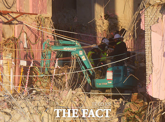 광주시 화정동 현대산업개발 신축 아파트 붕괴사고 현장에서 소형 굴착기가 콘크리트 잔해를 제거하고 있다. /광주=이동률 기자