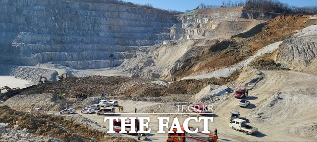 소방, 경찰, 장병 등 구조 당국이 토사붕괴로 작업자 매몰사고가 발생한 양주 삼표산업 채석장에서 실종자 수색작업을 하고 있다. /경기북부소방재난본부 제공