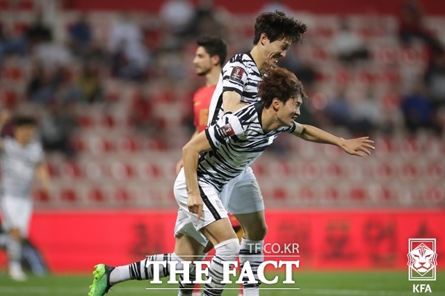 한국의 김진수가 1일 열린 시리아와 2022 카타르 월드컵 아시아 최종예선 A조 8차전에서 후반 8분 선제 헤더골을 넣은 뒤 기쁨의 세리머니를 펼치고 있다./KFA 제공