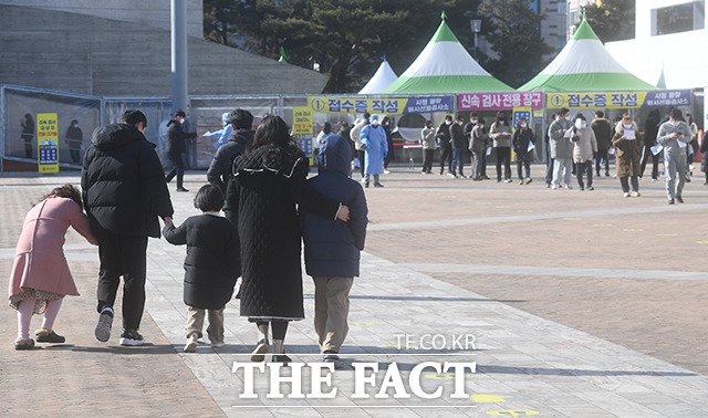 설 연휴 셋째 날인 31일 오후 광주광역시청 광장에 마련된 임시선별검사소에서 코로나19 검사를 받으려는 시민들이 길게 줄 서 있다. /이동률 기자
