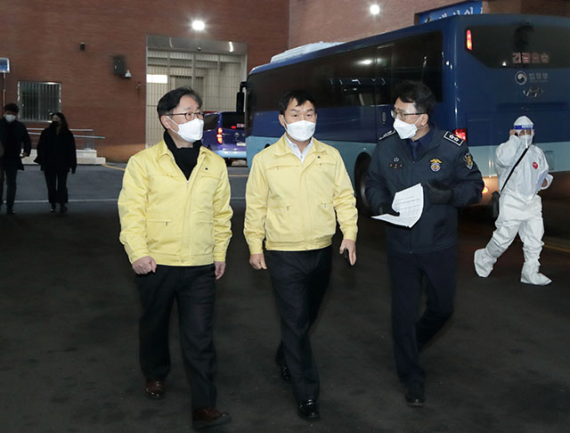 박범계 장관이 3일 서울동부구치소를 찾아 여성수용자 이송현장을 점검하고 있다. /법무부 제공
