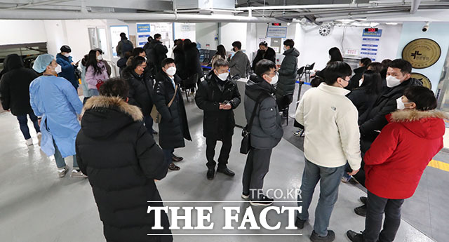 서울 강남구 호흡기전담클리닉을 찾은 시민들이 코로나 검사를 위해 줄을 서고 있다.