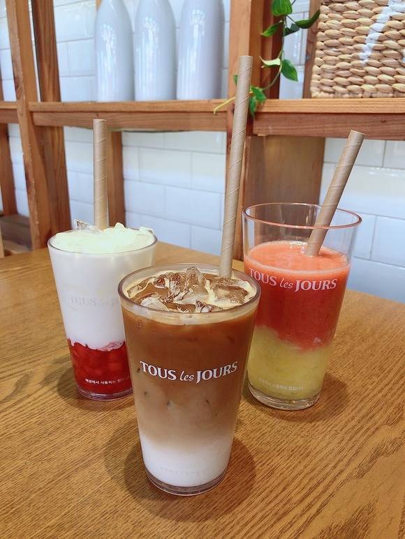 뚜레쥬르가 베이커리 프랜차이즈 업계 최초로 종이 빨대 및 다회용 컵 할인제를 선제적으로 도입했다. /CJ푸드빌 제공