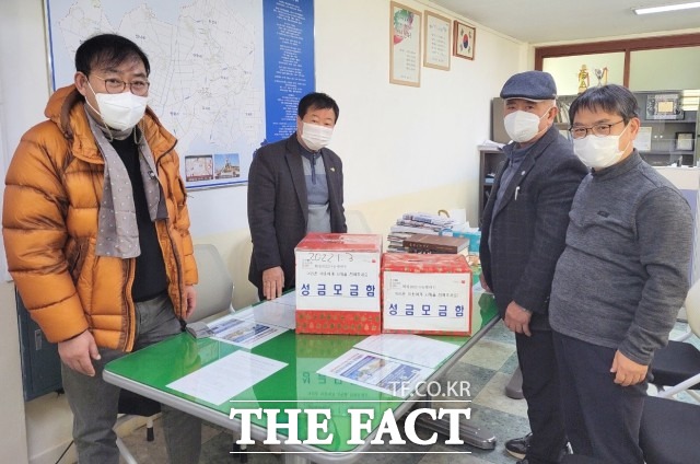 강한석 이평면장은 “코로나19로 모두가 어려운 시기에 소중한 나눔을 실천해주신 이평초등학교 41회 동창회와 자발적으로 모금에 동참해주신 주민 여러분에게 깊은 감사를 드린다”고 말했다. / 정읍시 제공