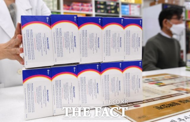 서울시가 3일부터 진단-치료-관리를 하나의 의료기관에서 이뤄지도록 하는 지역 병·의원 중심의 일반 체계로 전환한다고 밝혔다. 이에 따라 먹는 치료제인 팍스로비드 투약 연령도 확대한다. /이새롬 기자