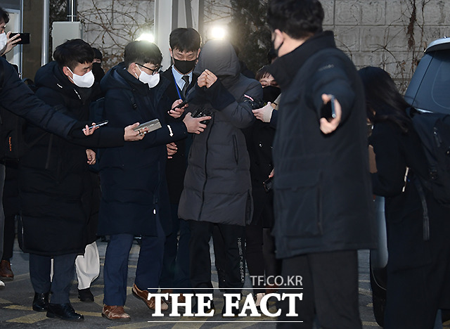 공금 115억 원을 횡령함 혐의 등으로 구속된 서울 강동구청 공무원 김 모 씨가 3일 오전 서울 광진경찰서 유치장에서 서울동부지검으로 송치되고 있다. /이새롬 기자