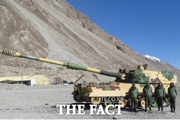 인도육군이 중국 접경지역인 라다크주 산악지역에 배치한 K9 바지라 자주포. /인디아투데이