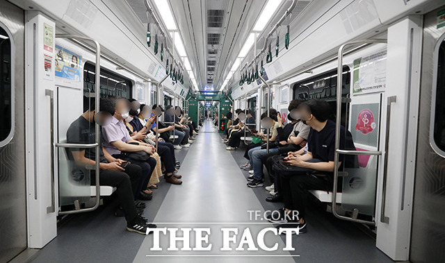 서울 지하철 운수수입이 코로나19 여파로 2년 연속 감소했다. 2021년 7월9일 오전 서울 중구 을지로입구역에서 충정로역으로 향하는 지하철 2호선이 비교적 한산한 모습을 보이고 있다. /뉴시스