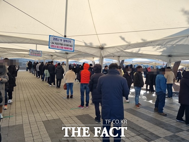 3일 천안시 선별진료소에 검사를 받기위해 방문한 시민이 몰리면서 검사를 받기 위한 대기줄 모습. / 천안=김경동 기자