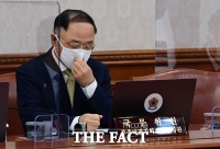  마스크 고쳐쓰는 홍남기 부총리 [포토]