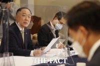  홍남기 '부동산 시장 하향 안정세 속도 낼 것'