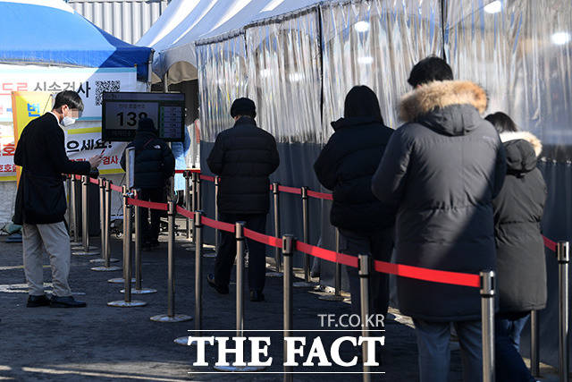 1월28일 오전 서울 용산구 서울역 광장 임시선별검사소에서 시민들이 검사를 받고 있다. /남용희 기자