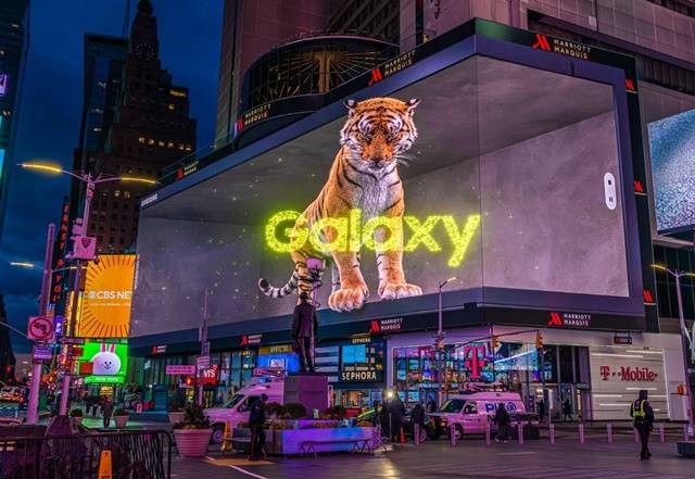 삼성전자가 삼성 갤럭시 언팩 2022를 앞두고 미국 뉴욕 타임스스퀘어에서 3D 옥외광고를 공개하고 있다. /삼성전자 제공