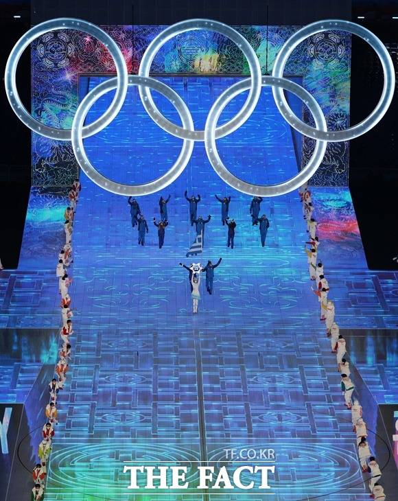2022년 베이징동계올림픽이 4일 오후 중국 베이징 국립 경기장에서 개막했다. 2022 베이징 동계올림픽 개막식에 제1회 올림픽 개최지인 그리스 선수단이 입장하고 있다. /베이징(중국)=뉴시스