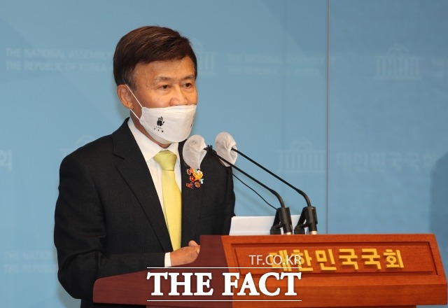 국가 지원을 받아 운영되던 카페의 자금을 횡령한 의혹으로 고발된 김원웅 광복회장 사건을 서울 영등포경찰서에서 수사한다. /이선화 기자