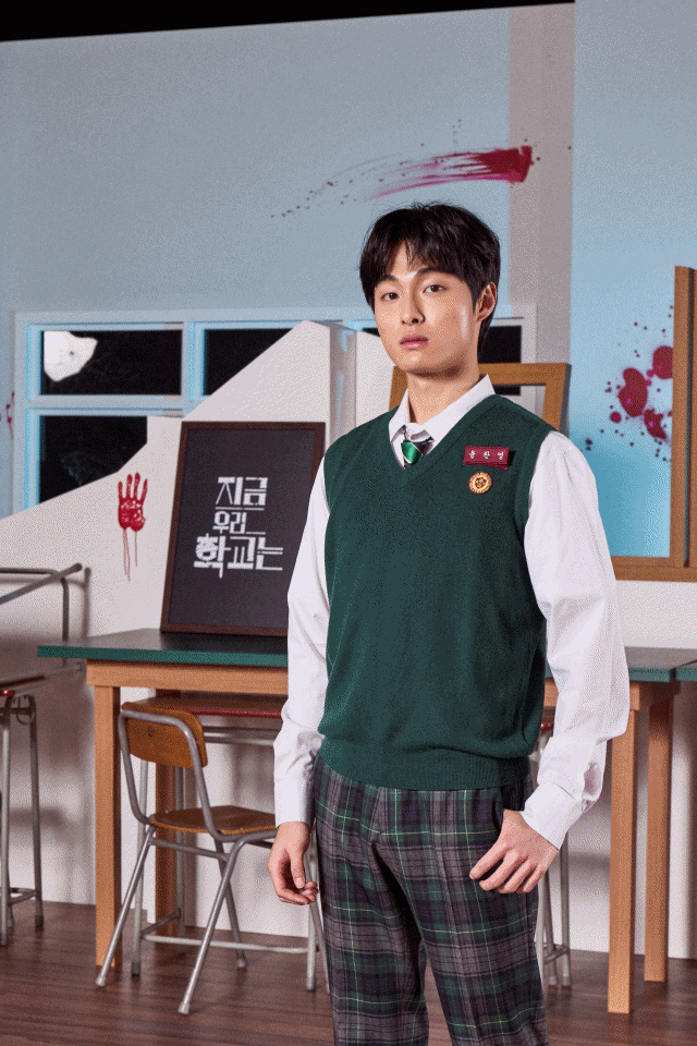 배우 윤찬영이 무표정과 미소를 모두 보여주며 상반된 매력을 자랑했다. /넷플릭스 제공