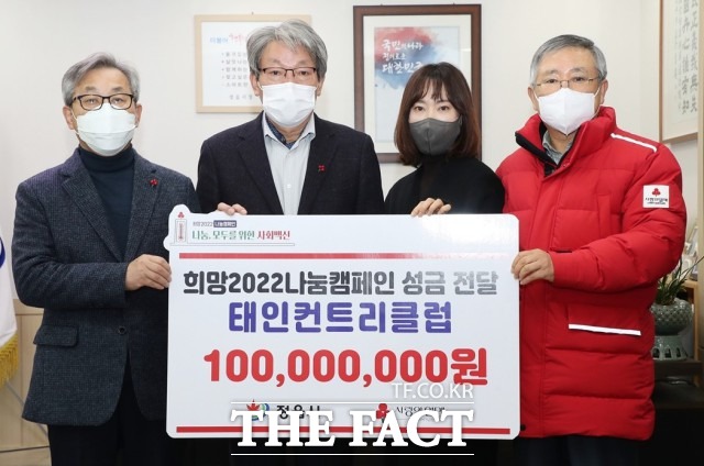 유진섭 시장(왼쪽에서 2번째)은 “성공적인 캠페인 결과는 정읍시민과 기업, 기관·단체 등의 따뜻한 정이 만들어 낸 아름다운 기적”이라며 “앞으로도 지역 곳곳에 나눔의 향기가 널리 퍼져 어려운 이웃들과 더불어 살아가는 행복한 동행이 지속되길 바란다”고 전했다. / 정읍시 제공