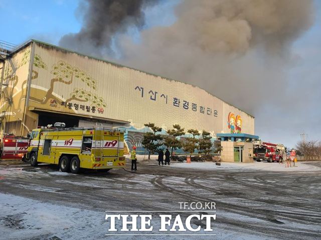 서산 한 폐기물 매립장에서 불이나 소방당국이 화재 진압을 하고 있다. / 맹정호 서산시장 SNS 캡쳐