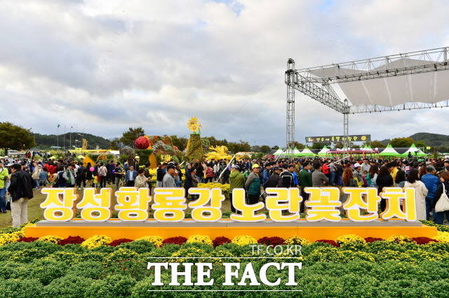 장성 황룡강 노란꽃잔치가 ‘2022년 전라남도 대표축제’에 선정됐다. 사진은 2019년 축제 현장./장성군 제공