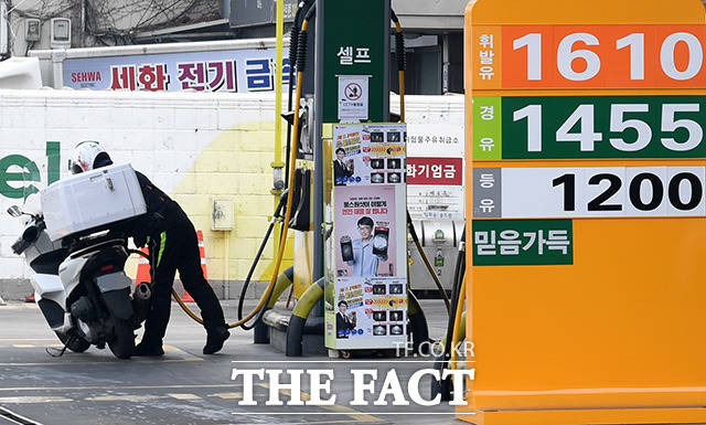 국제유가가 고공행진을 이어가면서 국내 휘발유·경유 가격 상승 우려가 커지고 있다. 사진은 지난달 10일 서울 서대문구에 있는 주유소 모습. /남용희 기자