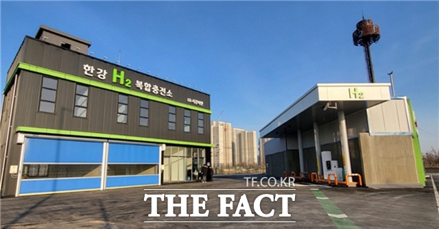 고양시 덕양구 덕은동에 경기북부 수소충전소 1호인 ‘한강복합충전소’가 문을 열고 3일 영업을 시작했다./고양시 제공