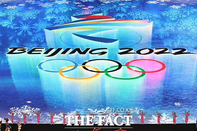 유통업계가 베이징 동계올림픽 특수를 기대하기 어렵다는 판단에 따라 올림픽과 관련한 마케팅을 줄이고 있다. 사진은 2022 베이징 동계올림픽 개막식이 펼쳐지고 있는 베이징 국립 경기장. /베이징=신화.뉴시스