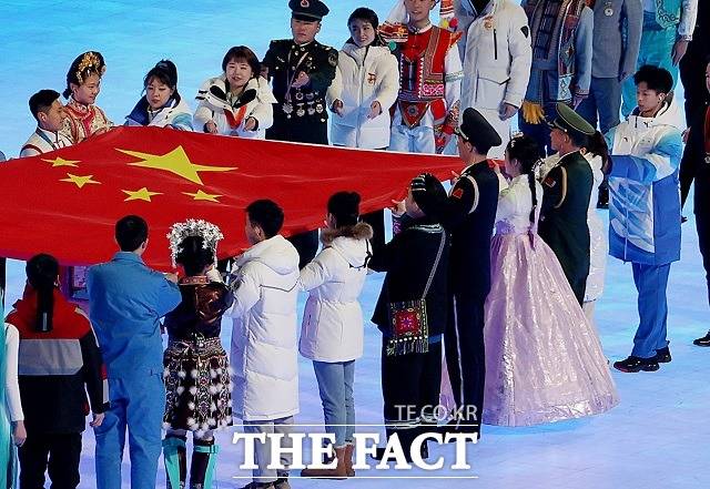 지난 4일 오후 중국 베이징 국립 경기장에서 열린 2022 베이징 동계올림픽 개막식에서 한복을 입은 한 공연자가 중국 국기인 오성홍기 입장식에 참여하고 있다. /뉴시스