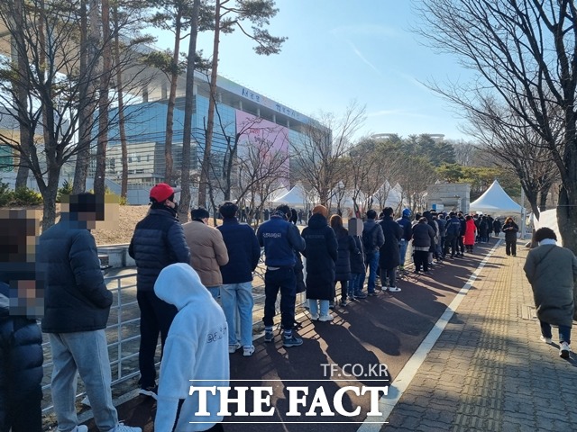 3일 천안시 선별진료소에 검사를 받기위해 방문한 시민이 몰리면서 검사를 받기 위한 대기줄 모습. / 천안=김경동 기자