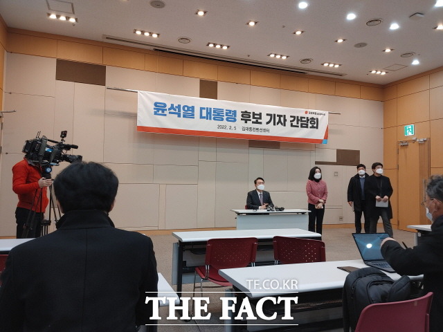 제주방문 일정을 마친 다음날인 6일 광주에 온 윤석열 후보가 이날 오후 4시부터 40여 분 동안 김대중컨벤션센터(서구)에서 광주전남 기자간담회를 가졌다./광주=박호재 기자