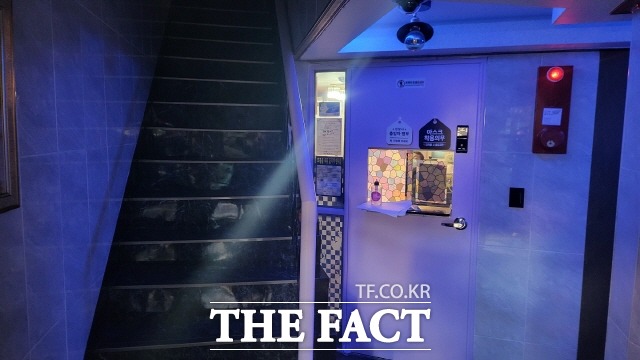 지난달 12일 시민단체 대표 이모(54) 씨가 사망한 장소인 서울 양천구의 한 모텔 입구. 모텔 카운터 안에서 경찰이 CCTV 영상을 분석하고 있다. /정용석 기자