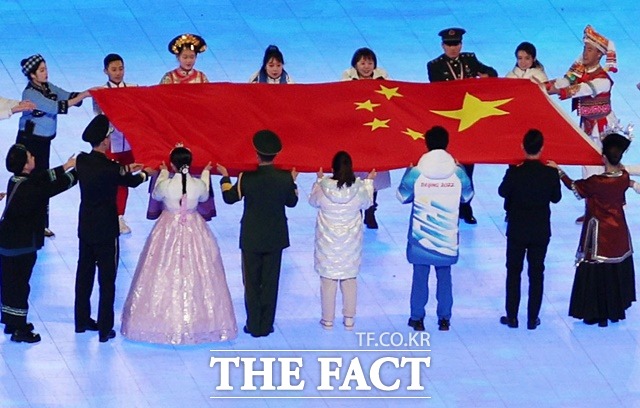 지난 4일 진행된 베이징동계올림픽 개회식에 한복을 입은 여성이 중국 오성홍기를 전달하는 중국 내 56개 소수민족 대표 중 한 명으로 출연해 논란이 일었다. /뉴시스