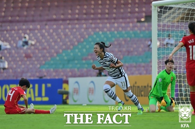 한국여자축구대표팀의 최유리가 6일 중국과 AFC 여자 아시안컵 결승전 전반 선제골을 터뜨린 뒤 기뻐하고 있다./뭄바이(인도)=KFA 제공