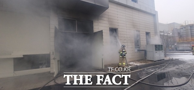 한국산업기술시험원 천안분소에서 불이 나 소방당국이 진화 작업을 벌이고 있다. / 독자 제공