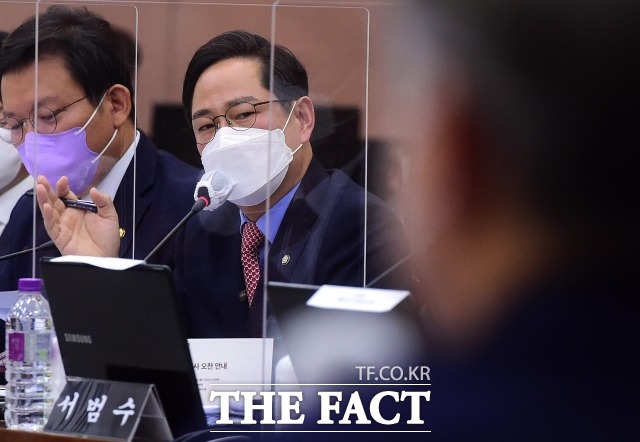 더불어민주당이 7일 박수영 국민의힘 의원의 김혜경 씨 관용차량 사용 주장에 대해 사실무근이라고 반박했다. 지난해 10월 18일 경기도 국정감사에서 이재명 경기지사에게 질의하고 있는 박 의원. /국회사진취재단