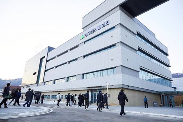 현대엘리베이터 임직원들이 7일 충주 스마트 캠퍼스로 첫 출근을 하고 있다. /현대엘리베이터 제공