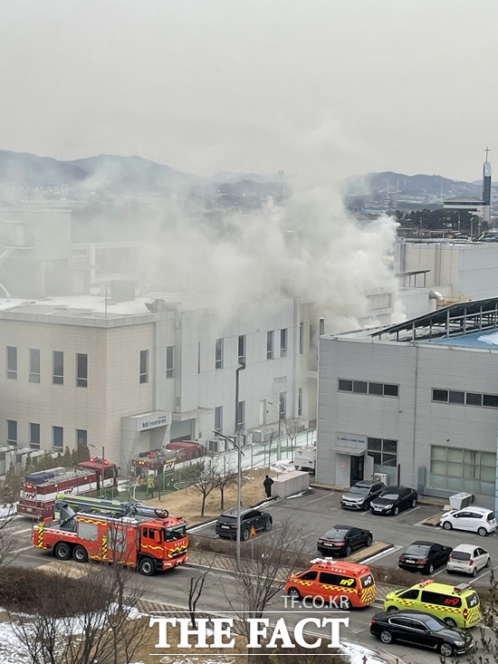 한국산업기술시험원 천안분소에서 불이나 소방당국이 진화 작업을 벌이고 있다. / 독자제공