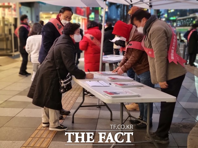 대장동비리특검촉구범국민서명운동연대가 7일 충남 천안에서 서명운동을 벌이며 대장동 특검을 촉구했다. / 천안=김경동 기자