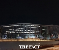  코로나에 심야 불 밝힌 세종청사 복지부 [TF포토]