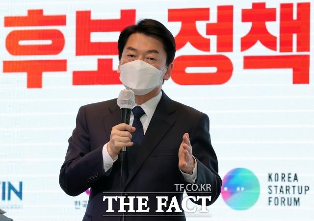 정권 재창출 보다 정권 교체 여론이 더 높음에도 불구하고 윤 후보는 각종 여론조사에서 확실한 승기를 잡지 못하는 모양새다. 이에 전문가들은 안철수 국민의당 대선 후보와의 보수권 단일화를 윤 후보의 과업 1순위로 꼽았다. /남윤호 기자