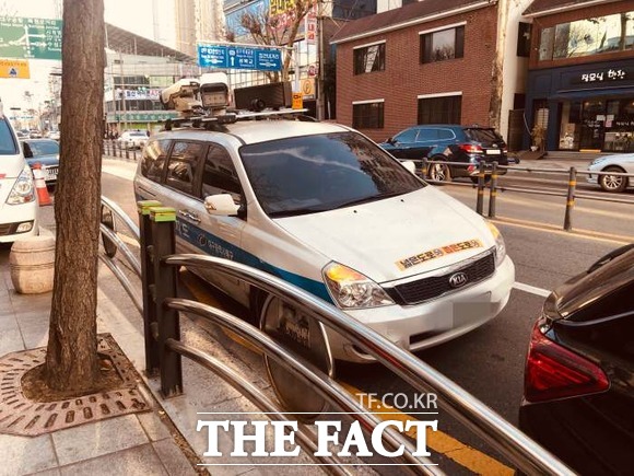 대구 북구보건소 선별진료소 앞에서 단속차량이 대기하면서 차를 이동하라고 방송하고 있다 / 대구 = 박성원 기자