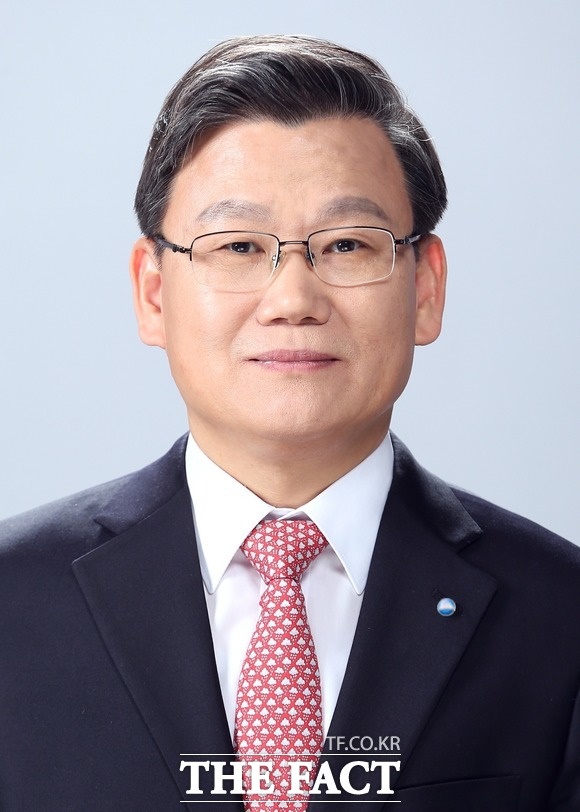 이원덕 우리은행장 내정자는 8일 서울 중구 우리은행 본점 출근길에서 기자들과 만나 플랫폼 경쟁력을 강조했다. /우리금융지주 제공