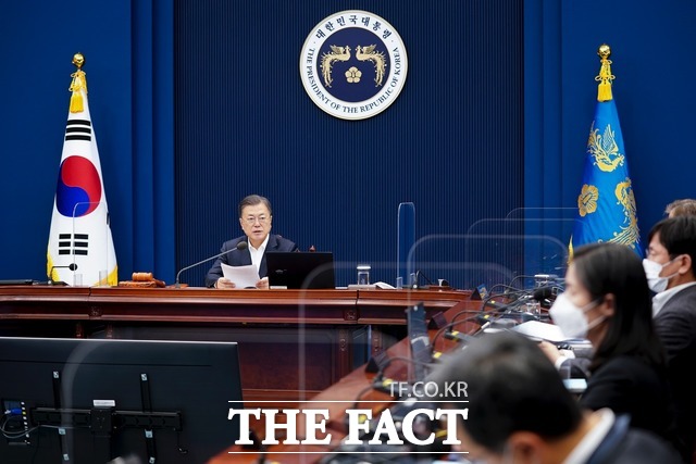 문재인 대통령이 8일 오전 청와대 여민관에서 국무회의를 주재하고 있다. /청와대 제공