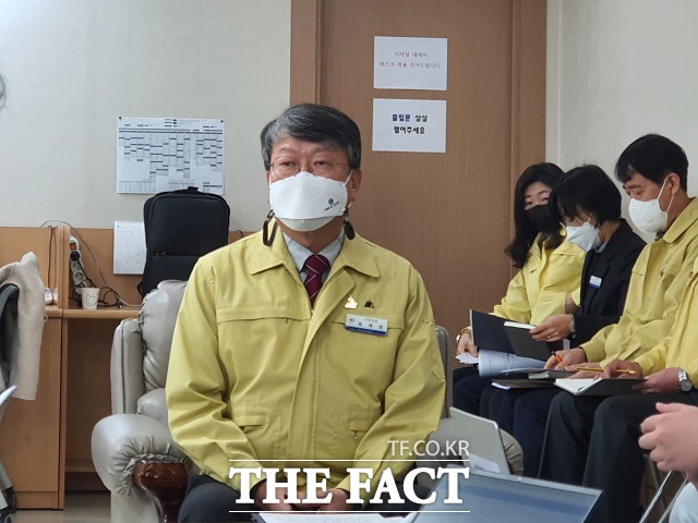 대전교육청 오석진 교육국장이 8일 브리핑을 진행하고 있다. / 대전 = 김성서 기자