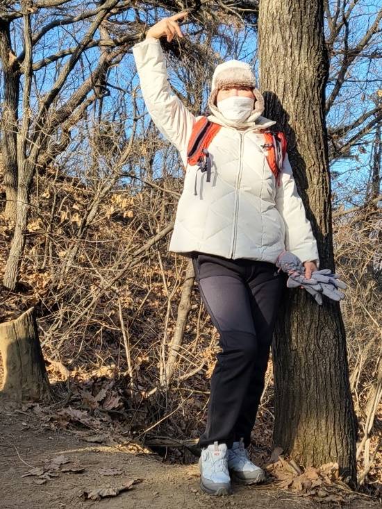 활력을 찾는데는 산만큼 좋은 게 없어요. 경기 하남시에 거주하고 있는 전미경은 등산 마니아이기도 하다. 주변 가까운 검단산 예봉산 운길산 아차산 등을 자주 오른다. /전미경