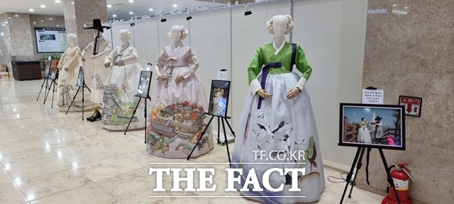 예산군과 충남문화유산콘텐츠협동조합은 8일부터 군청 1층 로비에서 ‘2021년 예산향교 활용사업 프로그램’의 성과물을 전시한다. / 예산군 제공